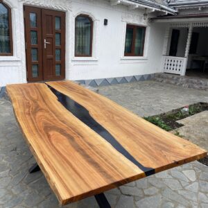 Masă din lemn de cireș și rășină epoxidică neagră