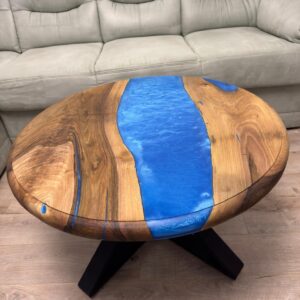 Masă rotundă din lemn de nuc și rășină epoxidică albastră – diametru 80 cm, picioare metalice, mobilier handmade