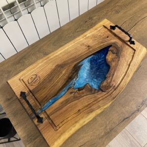 Platou artizanal din lemn de nuc cu tematică river – rășină epoxidică unicat