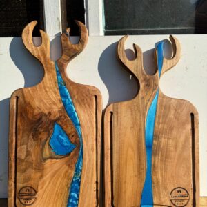 Tocător/platou din lemn de nuc cu rășină epoxidică și mâner din coarne de cerb – unicat