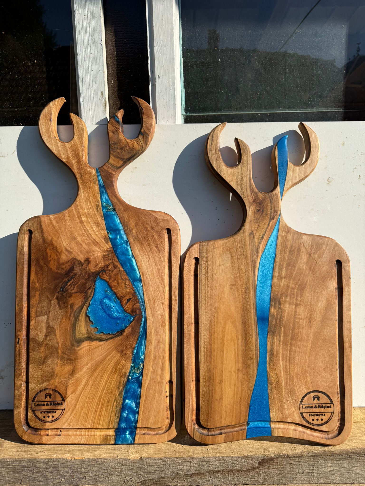 Tocător/platou din lemn de nuc cu rășină epoxidică și mâner din coarne de cerb – unicat