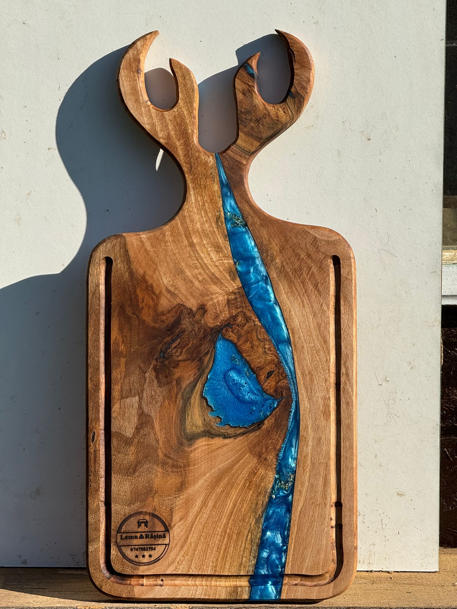 Tocător/platou din lemn de nuc cu rășină epoxidică și mâner din coarne de cerb – unicat - imagine 3