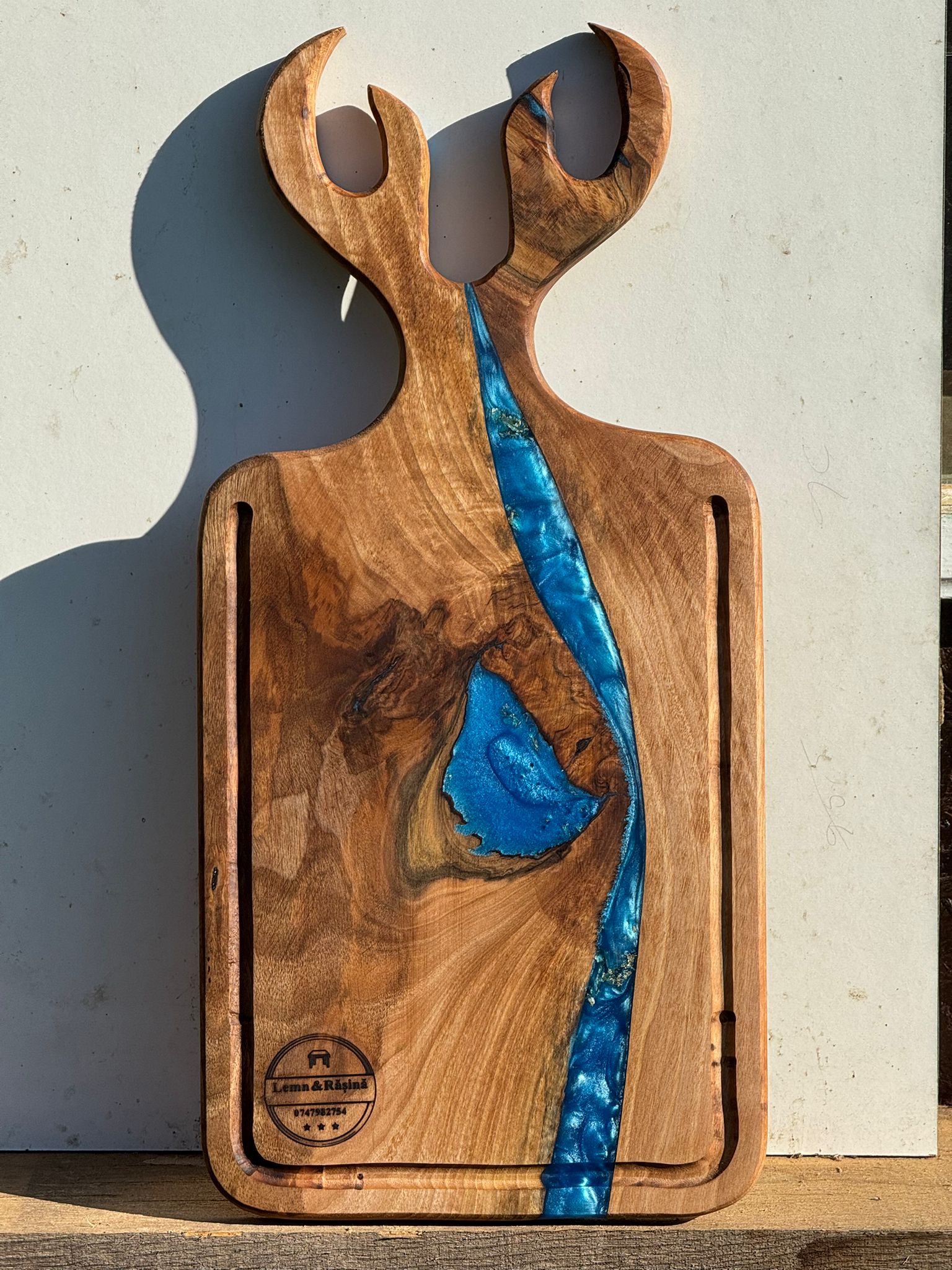 Tocător/platou din lemn de nuc cu rășină epoxidică și mâner din coarne de cerb – unicat - imagine 4