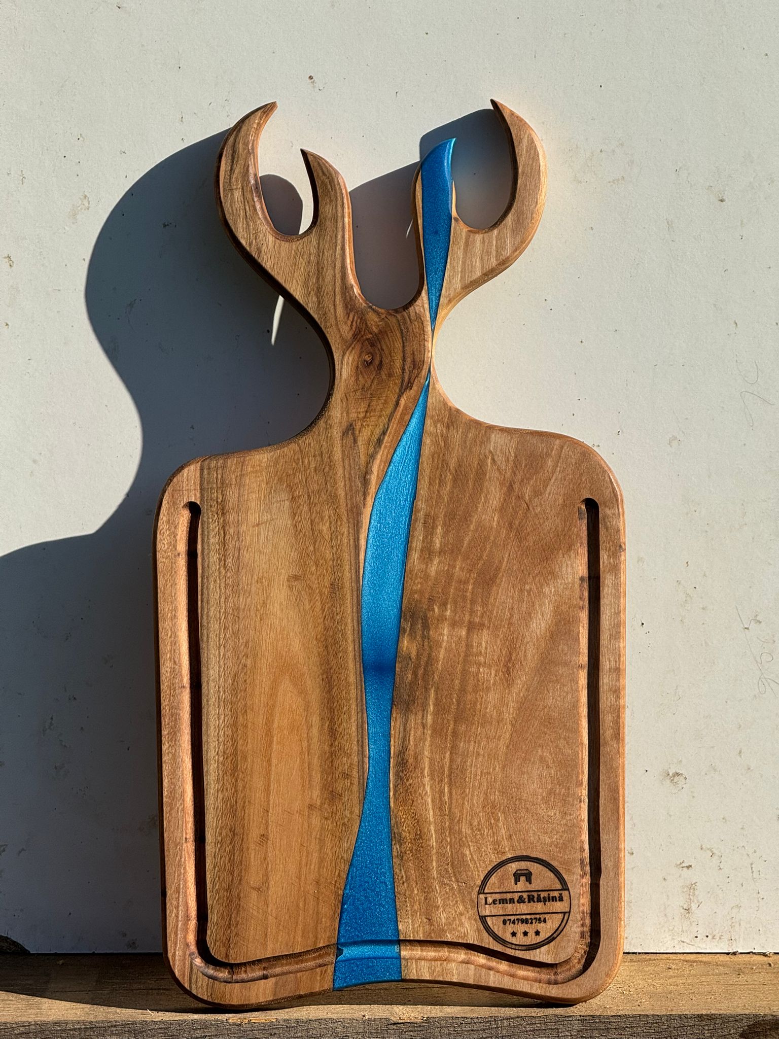 Tocător/platou din lemn de nuc cu rășină epoxidică și mâner din coarne de cerb – unicat - imagine 5