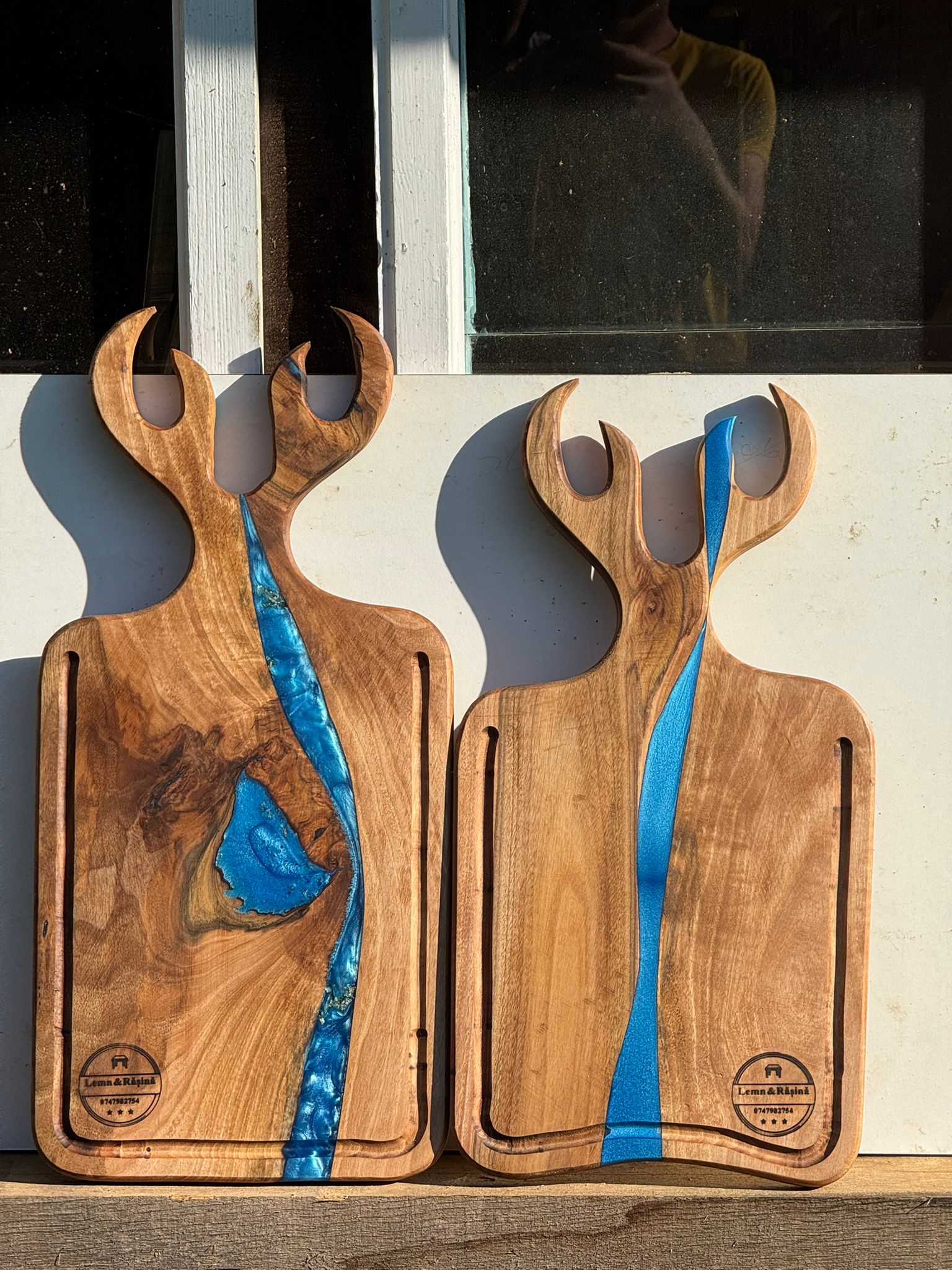 Tocător/platou din lemn de nuc cu rășină epoxidică și mâner din coarne de cerb – unicat - imagine 6