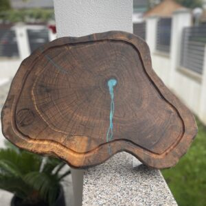 Rondea de nuc – Tocător & Platou cu rășină turcoaz și mânere fier forjat – 10 cm, două fețe