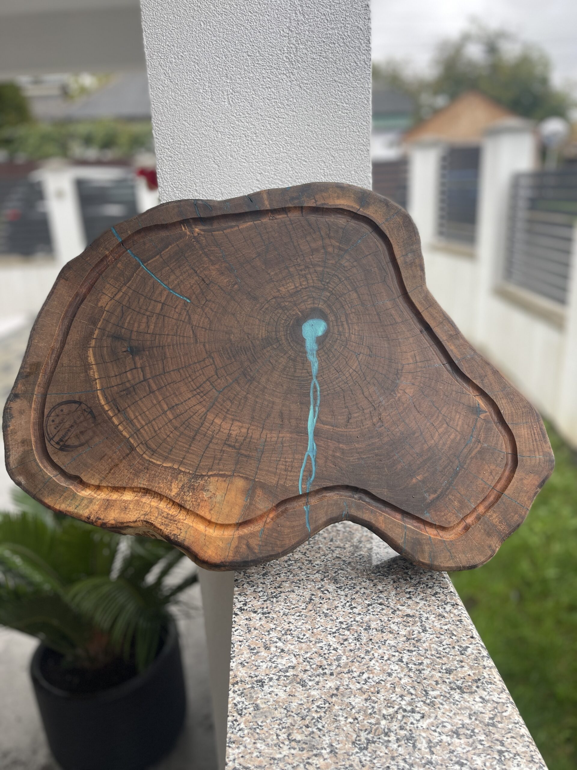 Rondea de nuc – Tocător & Platou cu rășină turcoaz și mânere fier forjat – 10 cm, două fețe