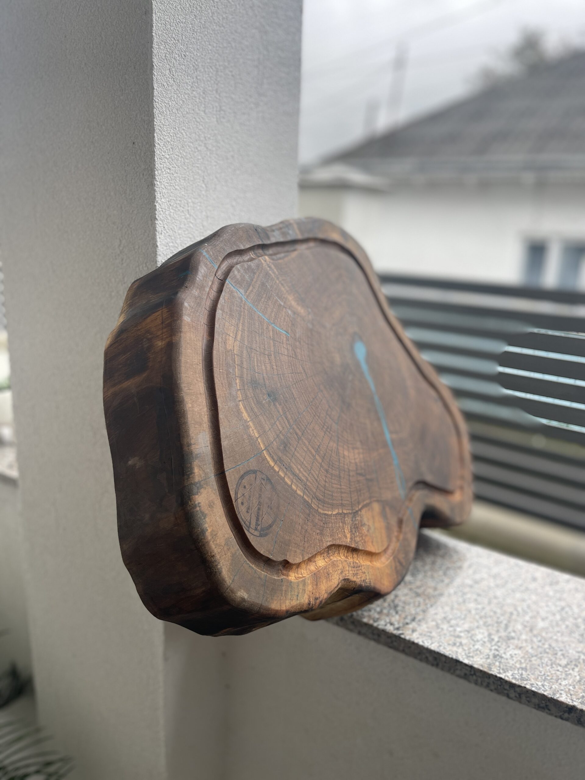 Rondea de nuc – Tocător & Platou cu rășină turcoaz și mânere fier forjat – 10 cm, două fețe - imagine 3