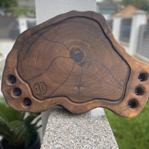 Rondea de nuc – Tocător & Platou cu rășină albastră și mânere fier forjat – 10 cm