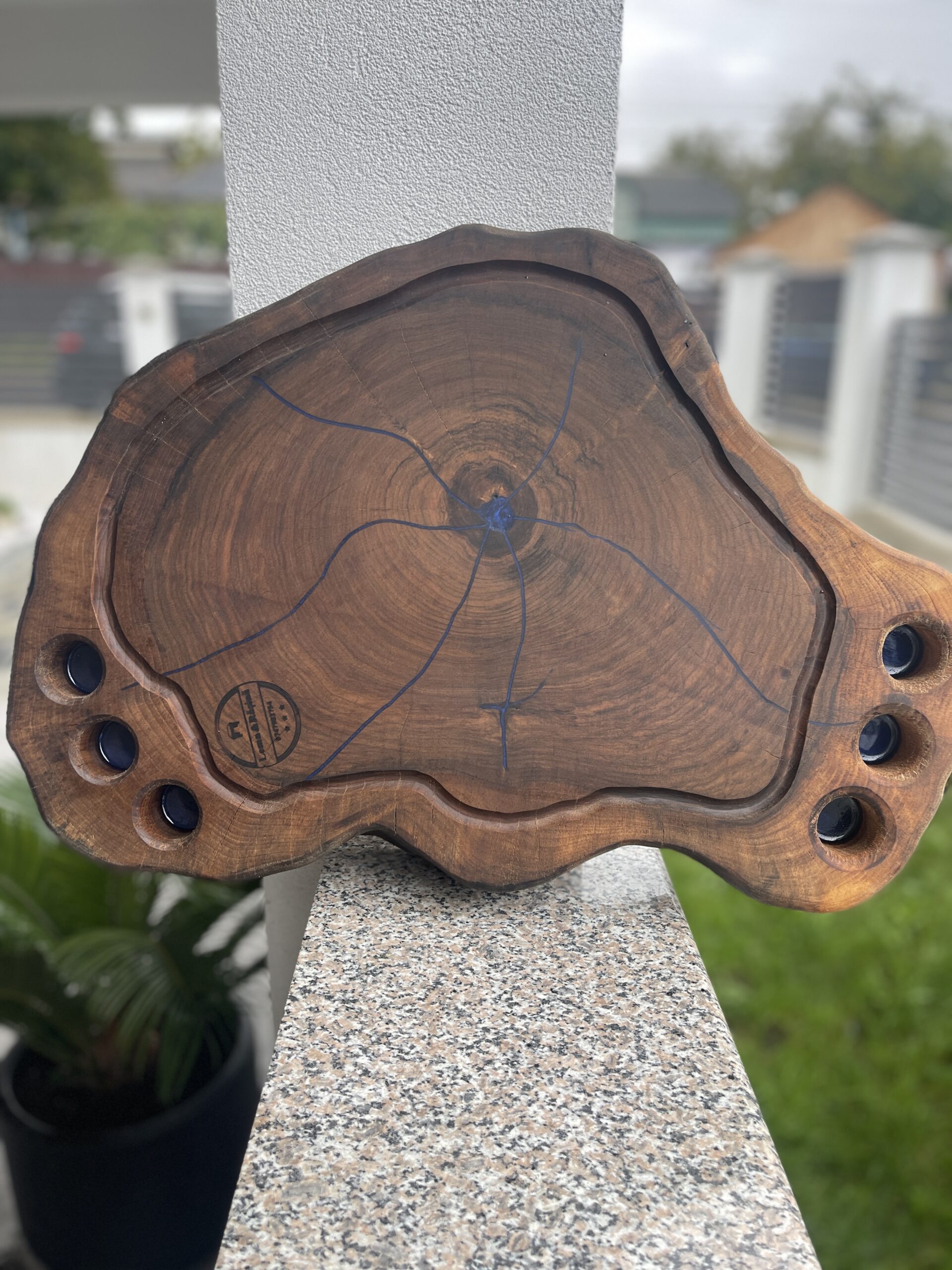 Rondea de nuc – Tocător & Platou cu rășină albastră și mânere fier forjat – 10 cm