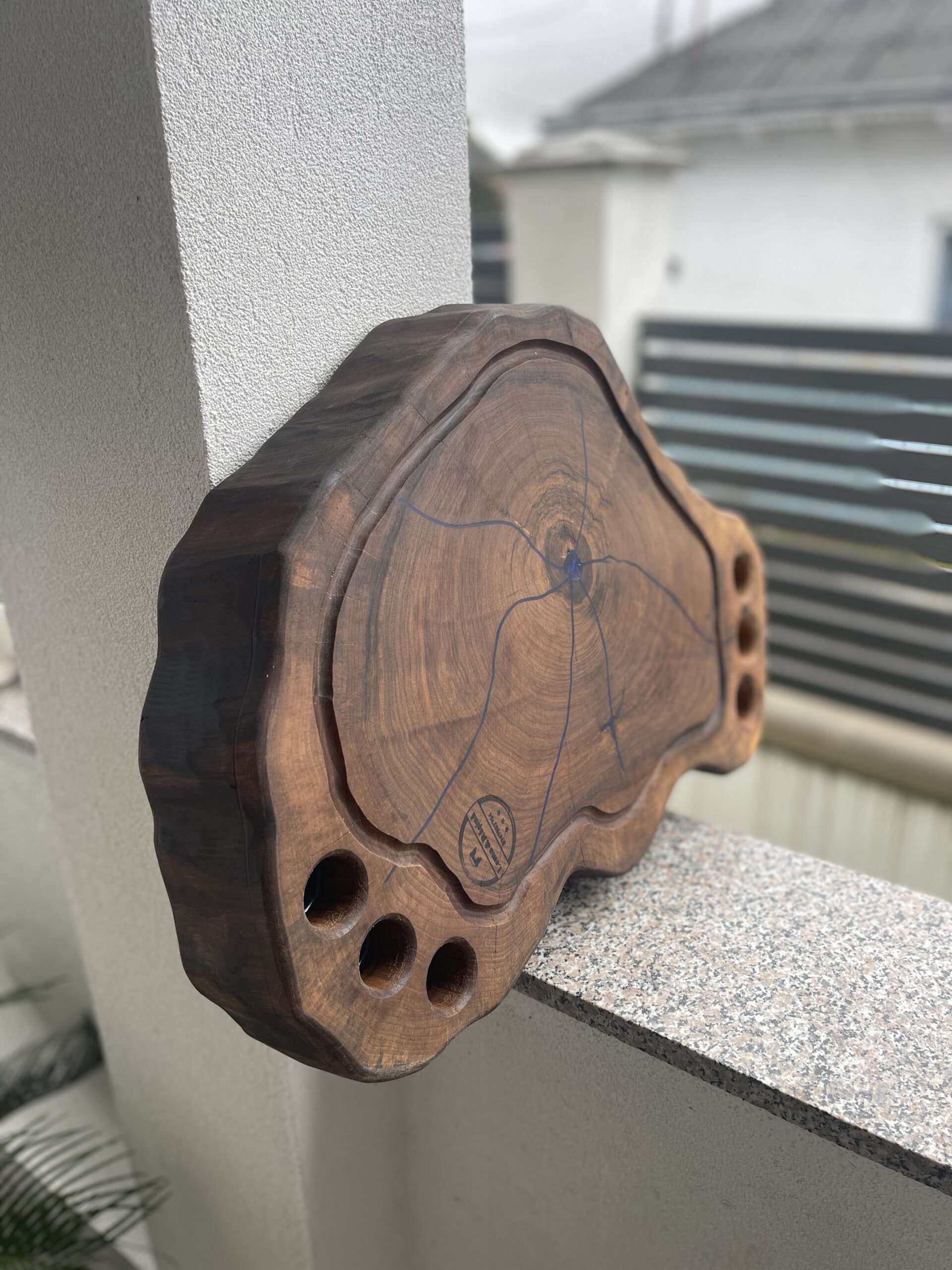 Rondea de nuc – Tocător & Platou cu rășină albastră și mânere fier forjat – 10 cm - imagine 3