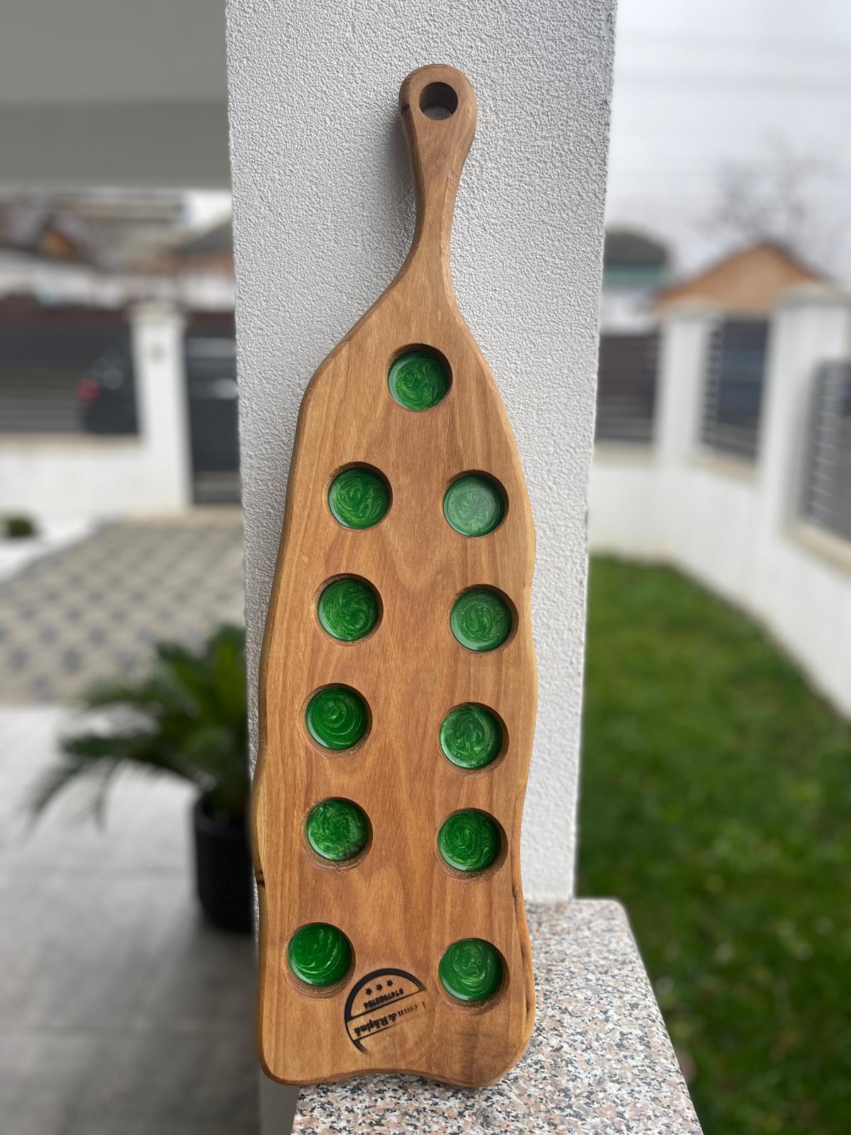Tavă shoturi din lemn de nuc cu rășină epoxidică verde – 11 locașuri, Handmade - imagine 2