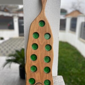 Tavă shoturi din lemn de nuc cu rășină epoxidică verde – 11 locașuri, Handmade