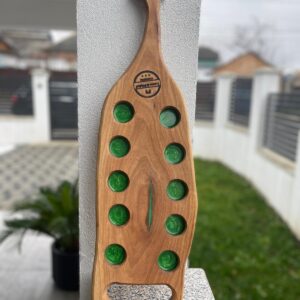 Tavă shoturi din lemn de nuc cu rășină epoxidică verde – 10 locașuri, Handmade