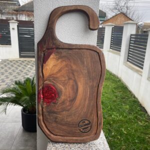 Tocator din lemn de nuc cu rășină epoxidică roșie trandafir – Handmade România