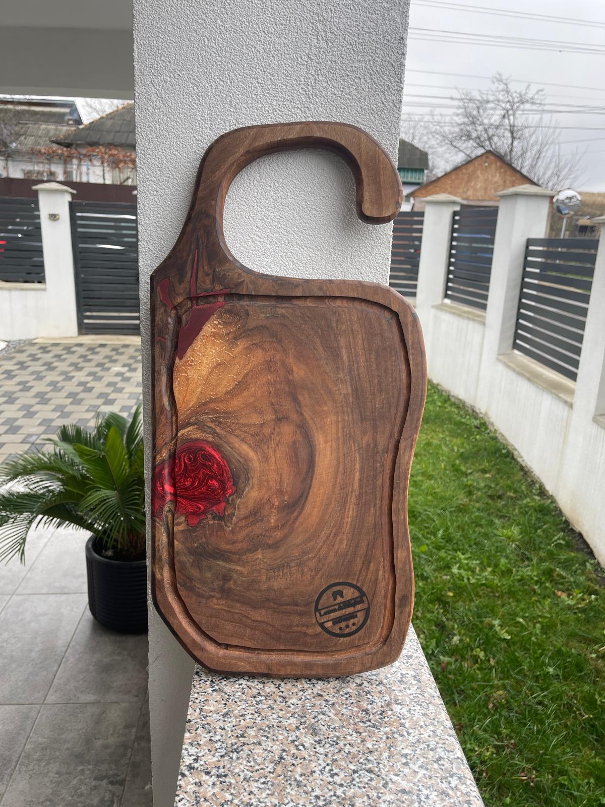 Tocator din lemn de nuc cu rășină epoxidică roșie trandafir – Handmade România