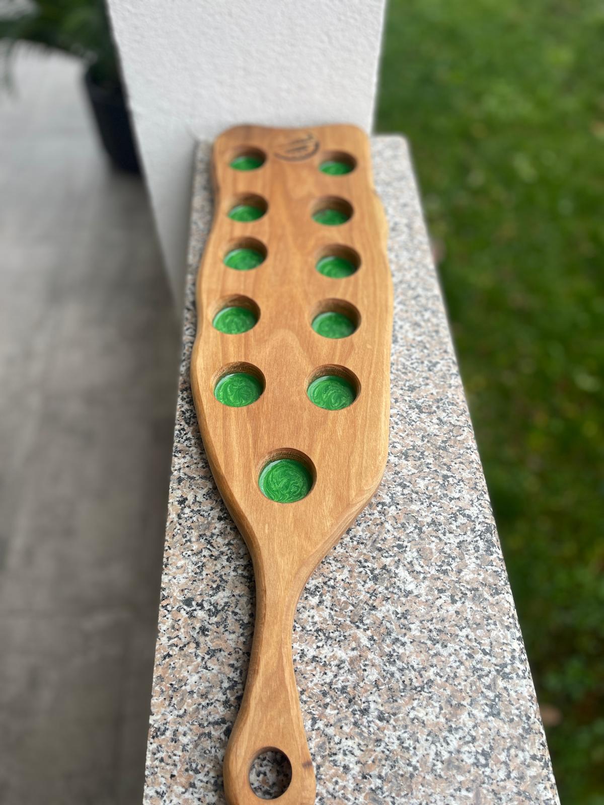 Tavă shoturi din lemn de nuc cu rășină epoxidică verde – 11 locașuri, Handmade - imagine 3