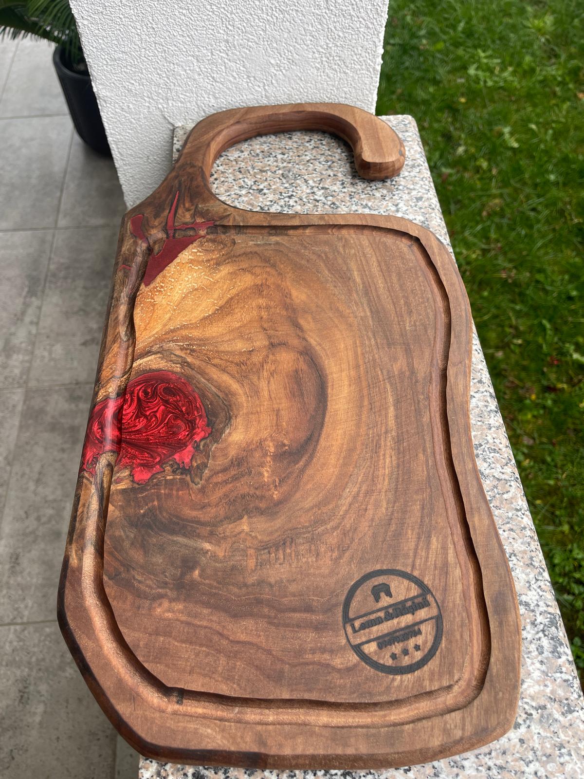 Tocator din lemn de nuc cu rășină epoxidică roșie trandafir – Handmade România - imagine 3