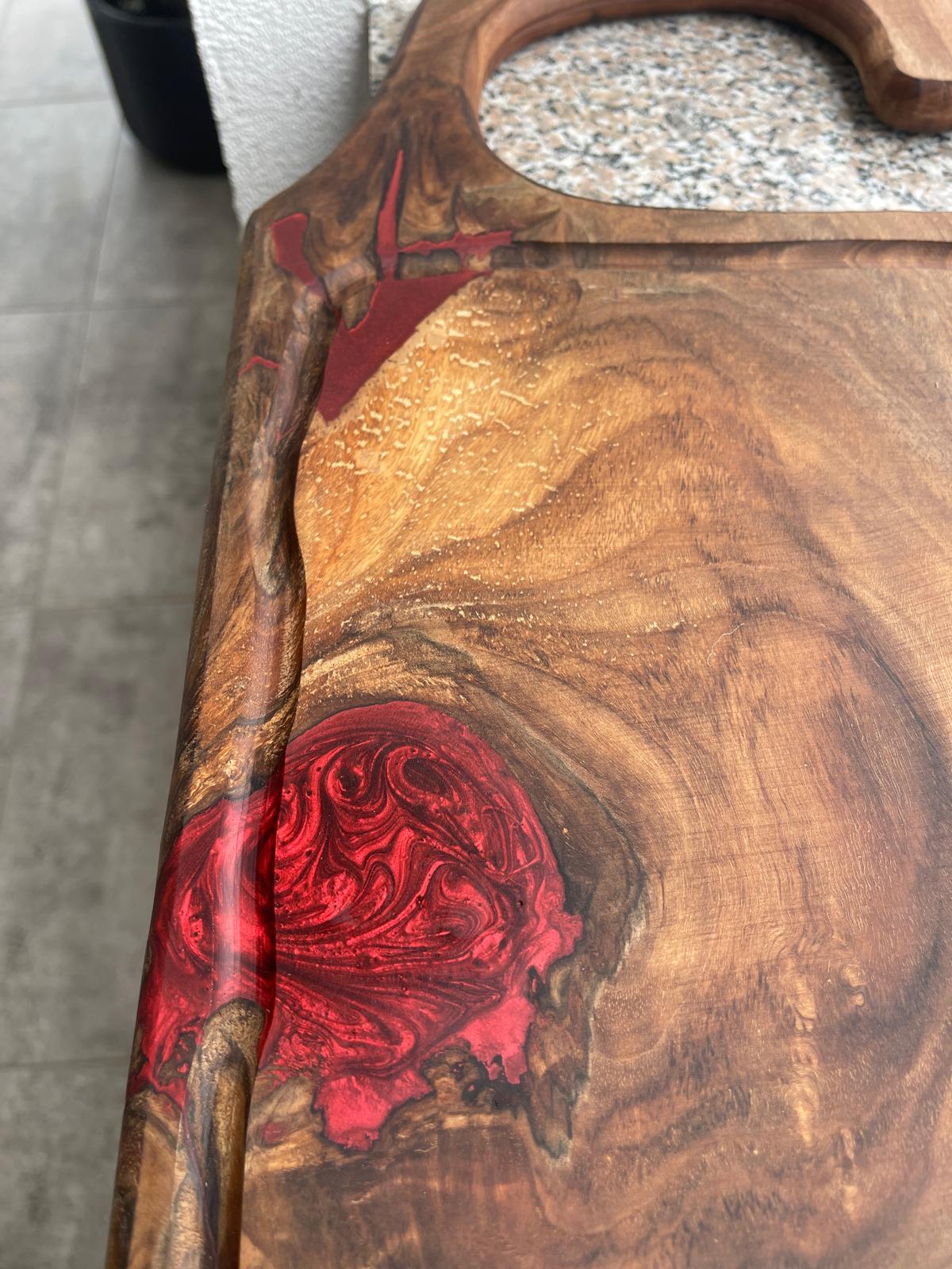 Tocator din lemn de nuc cu rășină epoxidică roșie trandafir – Handmade România - imagine 4