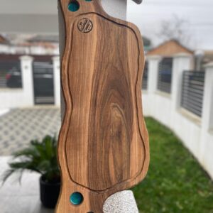 Platou de servire cu 6 shoturi din lemn de nuc cu rășină epoxidică turcoaz – Handmade