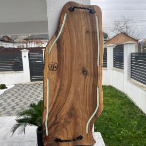 Platou din lemn de nuc cu rășină albă – Handmade, dimensiuni 80 x 35 cm