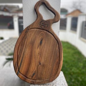 Tocator / Platou din lemn de nuc cu inserție de rășină turcoaz – Handmade