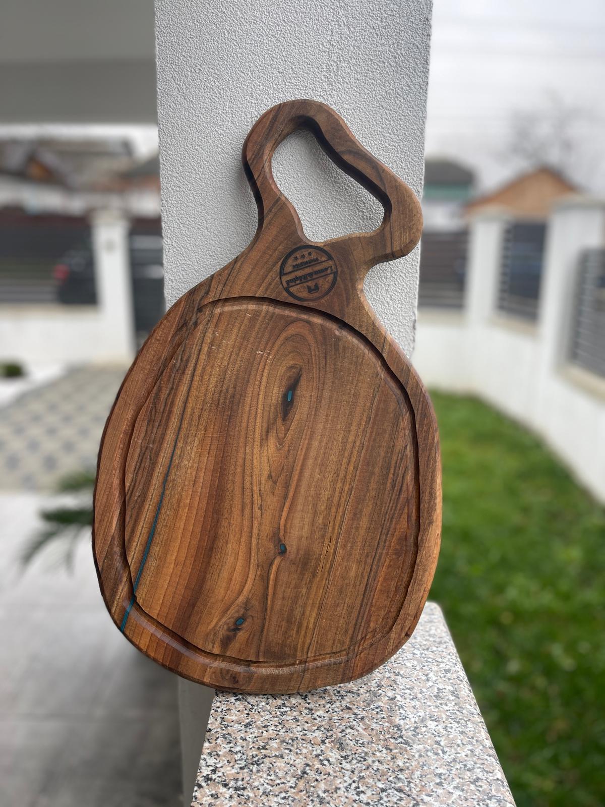 Tocator / Platou din lemn de nuc cu inserție de rășină turcoaz – Handmade
