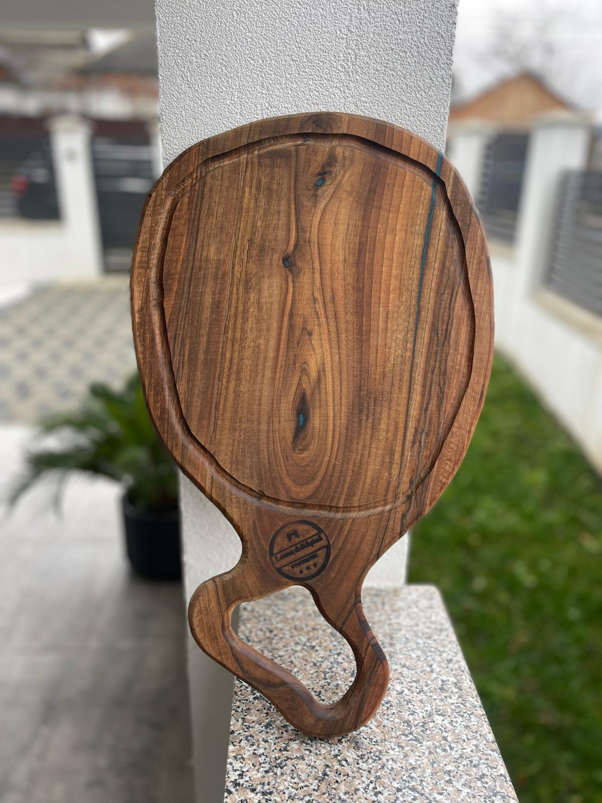 Tocator / Platou din lemn de nuc cu inserție de rășină turcoaz – Handmade - imagine 3
