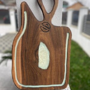 Platou / Tocător din lemn de nuc cu detalii de rășină albă – Handmade