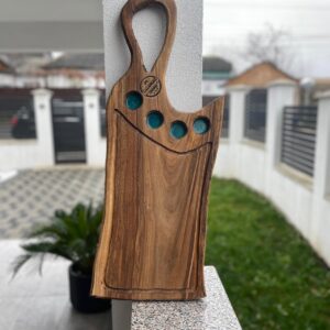 Tocator – Platou din lemn de nuc cu rășină epoxidică și 4 locașuri pentru shoturi – Handmade