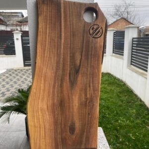 Tocator din lemn de nuc cu inserții din rășină epoxidică roșie – Handmade, dimensiuni 60x30 cm