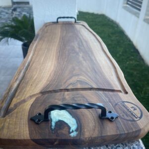 Platou din lemn de nuc cu mânere din fier forjat și inserție de rășină albă – 65x30 cm