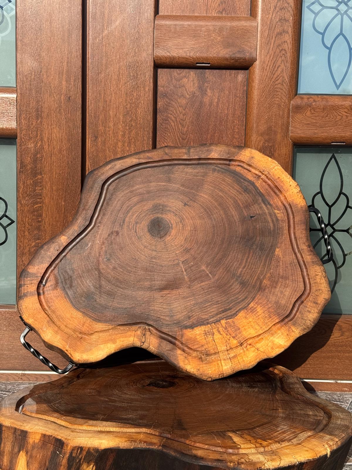 Tocător și platou rondea de nuc cu rășină și mânere din fier forjat - imagine 4