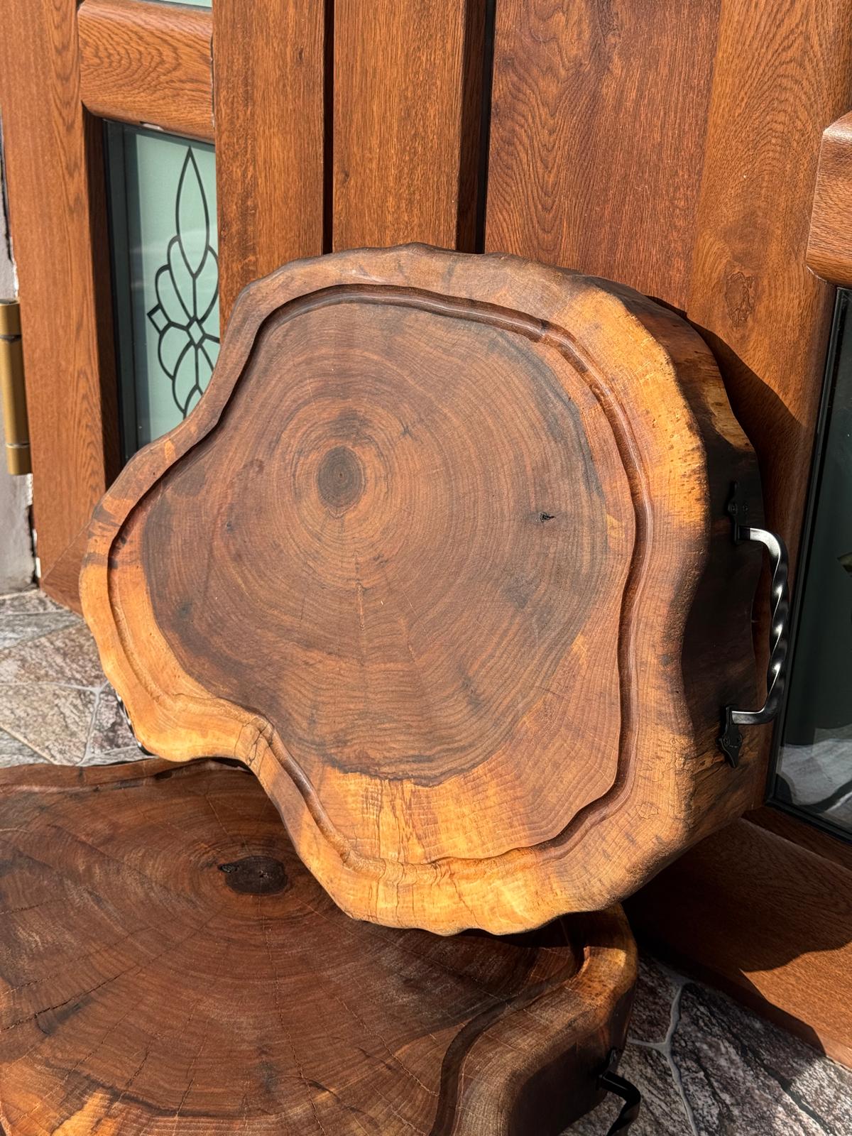 Tocător și platou rondea de nuc cu rășină și mânere din fier forjat - imagine 5