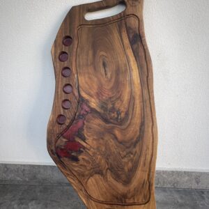 Platou din lemn de nuc cu rășină epoxidică roșie – model unic, două fețe, 100x50 cm