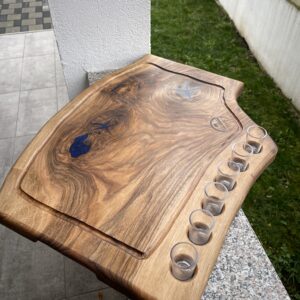 Platou premium din lemn de nuc + rășină epoxidică cu 6 locașuri pentru shot-uri
