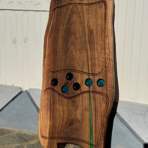 Platou de servire din lemn de nuc cu rășină verde – două fețe, 100x50 cm