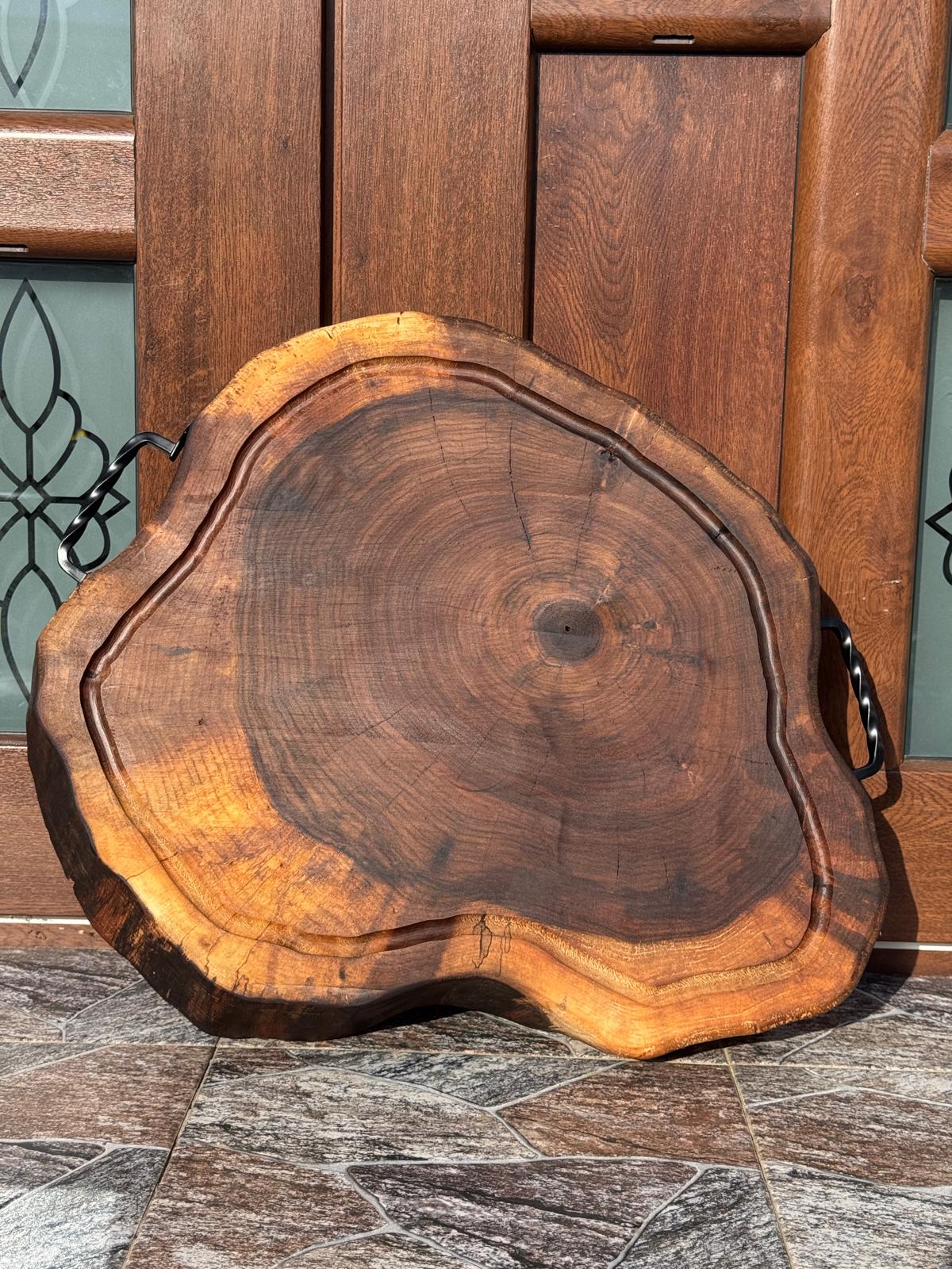 Tocător și platou rondea de nuc cu rășină și mânere din fier forjat - imagine 6