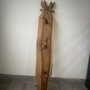 Cuier de Perete din Lemn de Nuc cu Agățătoare din Coarne de Căprioară – Handmade