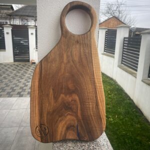 Tocator din Lemn de Nuc cu Inserție de Rășină Albastră – Unicat, Handmade