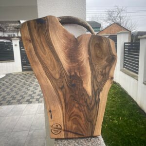 Tocator din Lemn de Nuc cu Rășină Epoxidică Albastră și Mâner din Coarne de Cerb – Handmade Unicat