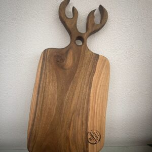 Tocator din Lemn de Nuc cu Mâner în Formă de Cerb – Handmade, Unicat