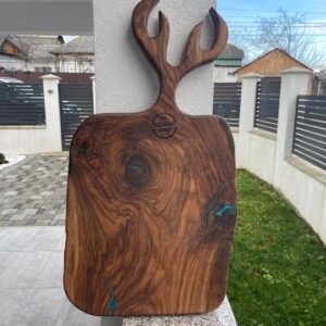 Tocator din lemn de nuc cu rășină epoxidică 66×36×3,5 cm – Design premium cu mâner tip coarne