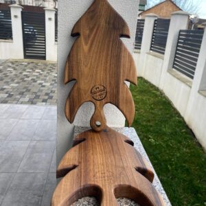Tocator din lemn de nuc în formă de brad – Design unic și artizanal
