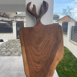 Tocator din lemn de nuc 67×37×4 cm – Design cu mâner tip coarne, lucrat manual