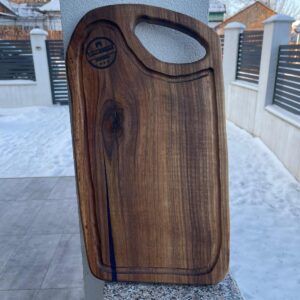 Tocator din lemn de nuc cu rășină epoxidică – 49 × 26 × 2,5 cm