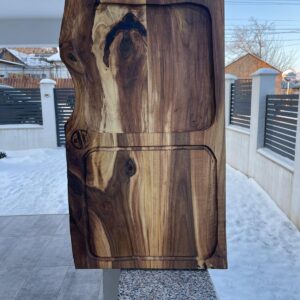 Platou din lemn de nuc cu rășină epoxidică, formă naturală, scobit, cu mânere ascunse – 74 × 43 × 4 cm