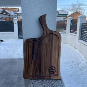 Tocator din lemn de nuc cu rășină epoxidică albastră – 46 × 26 × 2,5 cm