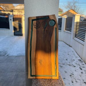 Platou din lemn de nuc cu rășină verde