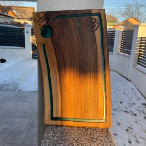 Platou din lemn de nuc cu rășină verde